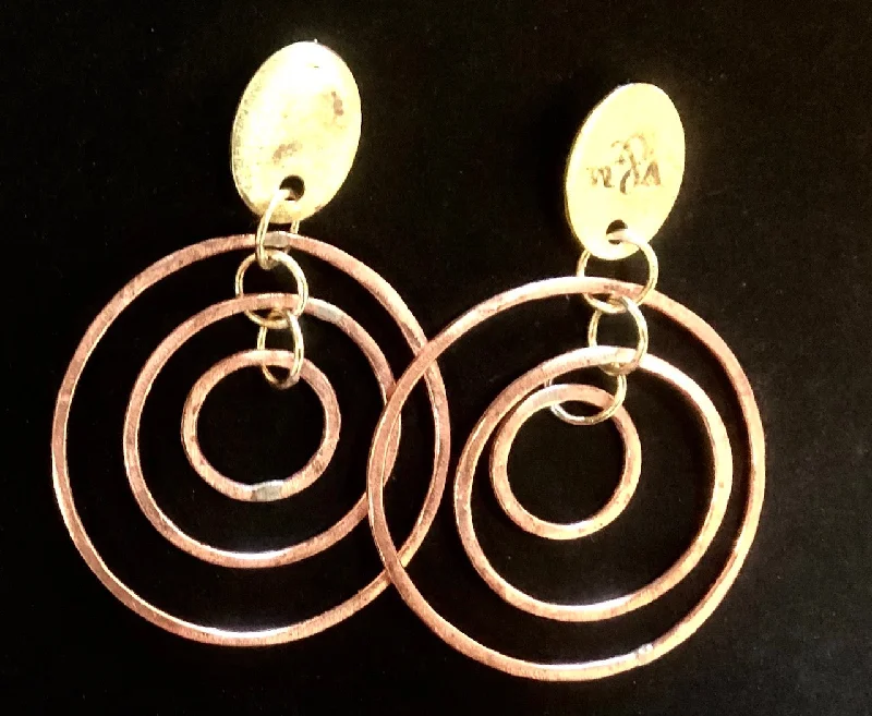 women's spike earrings-Interlinking triple circle copper