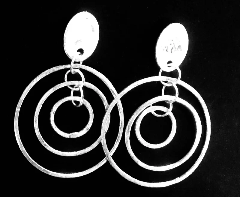 women's butterfly earrings-Interlinking triple circle silver