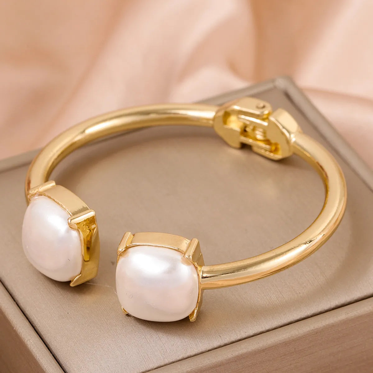 women's high-end bangles-Basic Modern Style Classic Style Geometric Alloy Inlay Artificial Pearls Women'S Bangle