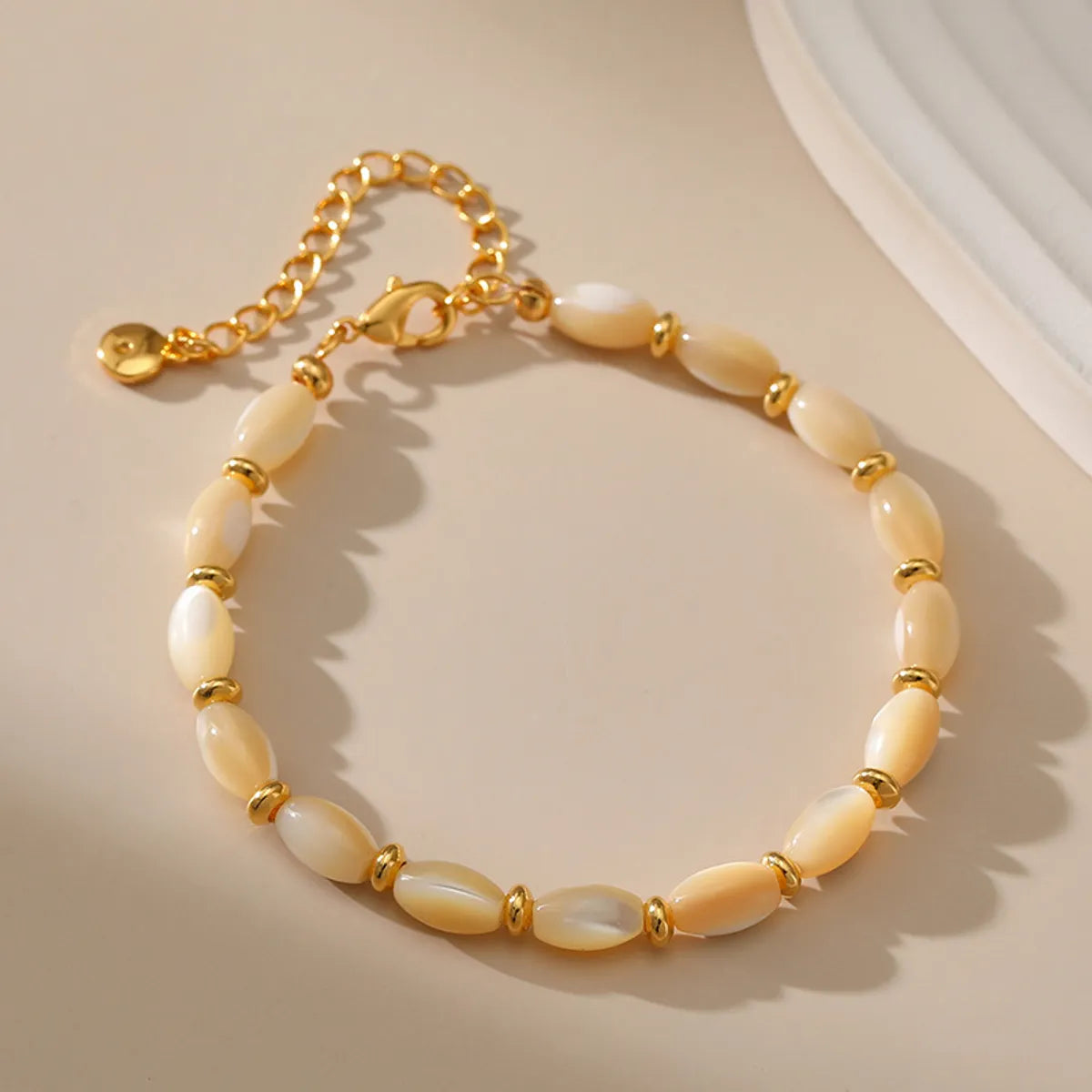 women's minimalist bracelets-Ig Style Casual Oval Shell Pearls Copper 18k Gold Plated Bracelets In Bulk