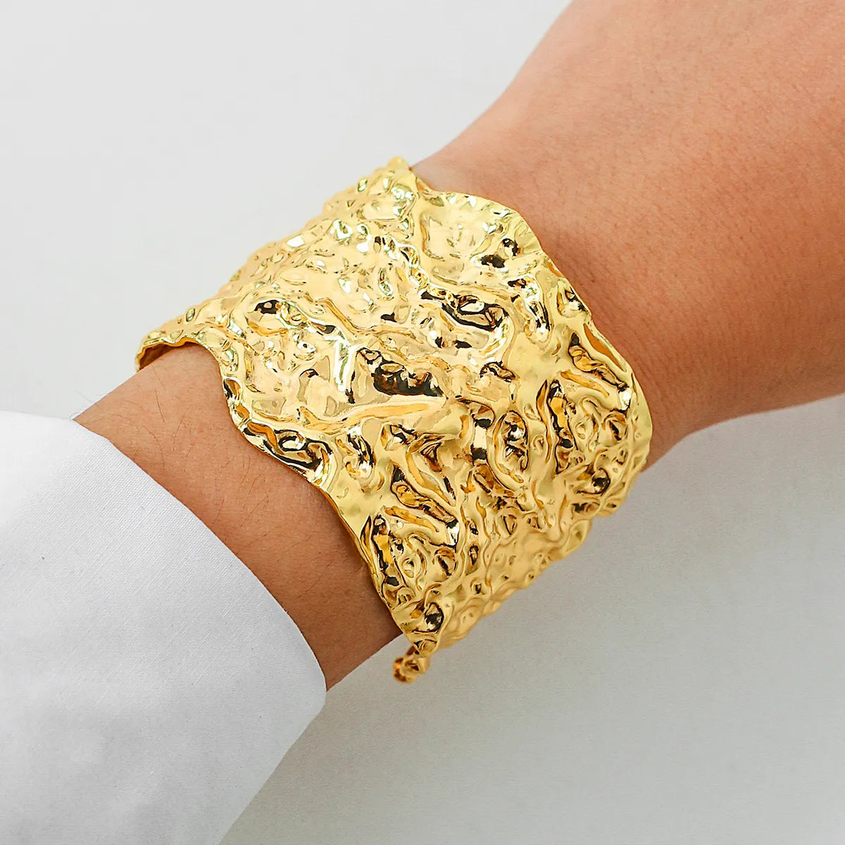 women's mother-daughter bracelets-Elegant Glam Luxurious Solid Color Gold Plated Iron Wholesale Bangle